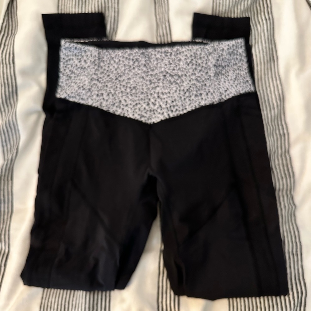 Lululemon leggings black with black and white print waist. Size 8